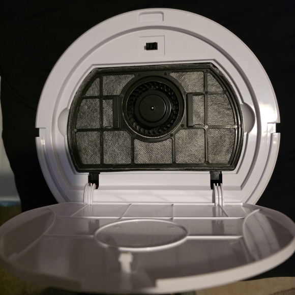 Hello Kitty Pink and White Robo Vacuum - Picture 4 of 5